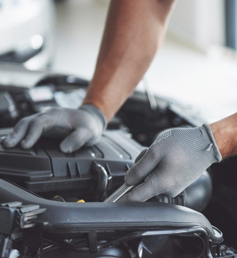 Kfz-Werkstatt in Itzehoe bei Reparaturarbeiten am Fahrzeug